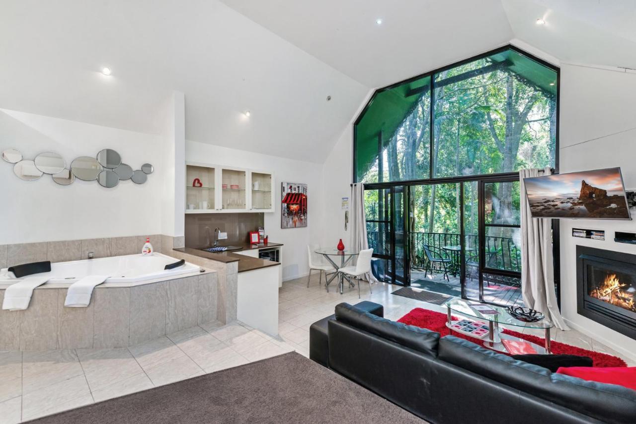 Chalet On Gallery Walk - King Bed, Spa, Fireplace, Wifi & Netflix, Linger A While Mount Tamborine Exterior photo