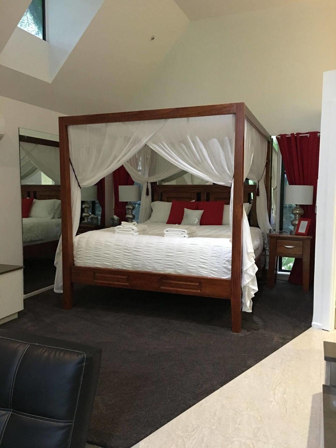 Chalet On Gallery Walk - King Bed, Spa, Fireplace, Wifi & Netflix, Linger A While Mount Tamborine Exterior photo